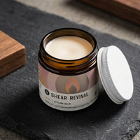 Shear Revival Loyal Sea Clay Styling Balm - open potje met romige textuur op leisteen
