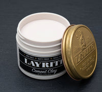 Layrite Cement Clay - open pot met witte textuur op donkere leisteen