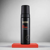 BARBER BARBER Six Inches Weightless Texture Foam 200ml - pompfles op rood blok, grijze studio