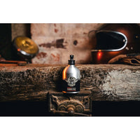 Oil Can Grooming Benchmark Grooming Spray - fles op houten balk in vintage werkplaats