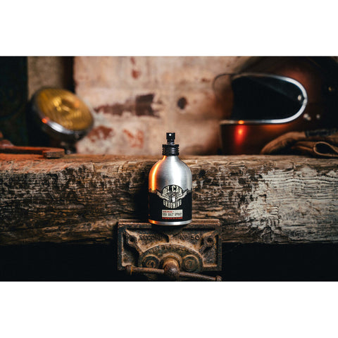Oil Can Grooming Benchmark Sea Salt Spray - fles op houten balk in werkplaats