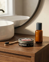 Uppercut Matte Pomade - blik met tandenborstel op wastafelmeubel