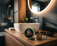 Suavecito Matte Pomade - pot op houten badkamermeubel bij horloge