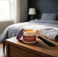 Layrite Supershine Cream - open pot op nachtkastje bij kam en handdoek