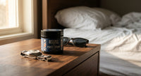 Reuzel Fiber Cream - potje op houten nachtkastje bij bed met zonnebril