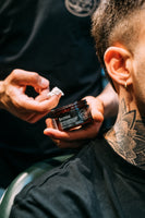 Bullfrog Strong Adhesion Matte Wax - barber met dotje witte wax bij klant