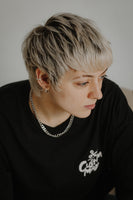 By Elementum Ether Hybrid Matte Clay - model met lichtblonde coupe in zwart shirt