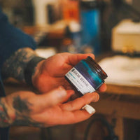 Shear Revival Northern Lights Matte Paste - potje vastgehouden in hand, close-up van label