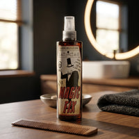 Barberstation Magic Fix Grooming Tonic - sprayfles op houten tafel met kam