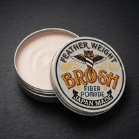 BROSH Original Fiber Pomade - open blik met zichtbare creme, deksel rechtop op leisteen