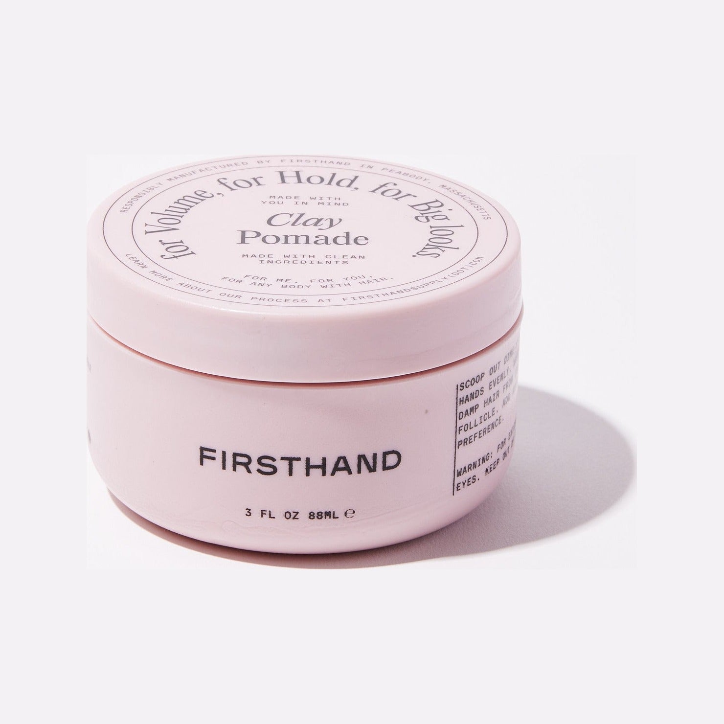 Firsthand Supply Clay Pomade - lyserød krukke på skrå med låg og mærkenavn