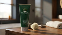 Ed. Pinaud Shave Lather - tube op kast naast scheerkwast en handdoek