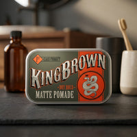 King Brown Matte Pomade - blik op leisteen met tandenborstel en flesje