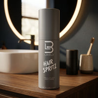 Level3 Hair Spritz - sprayfles op houten wastafel bij ronde spiegel en waskom