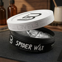 Level3 Spider Wax - open pot op donkere leisteen met amberkleurige flesjes erachter