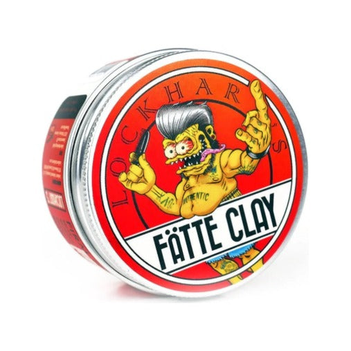 Lockhart's Fatte Clay Water Based - dåse med rød etiket og tegneserieillustration, skråt set