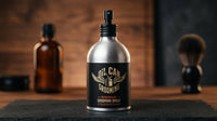 Oil Can Grooming Benchmark Grooming Spray - fles vooraanzicht tussen scheerkwast en flesjes