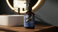 Proraso Baardshampoo Azur Lime - pompfles op houten blad bij ronde spiegel