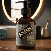 Proraso Baardshampoo Cypress & Vetyver - pompfles close-up bij ronde spiegel
