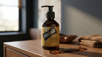 Proraso Baardshampoo Wood And Spice - pompfles op kaptafel met kam en handdoeken