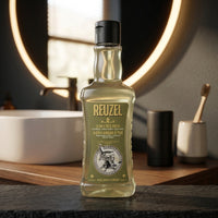 Reuzel 3-in-1 Tea Tree Shampoo 350ml - fles rechtop op badkamermeubel