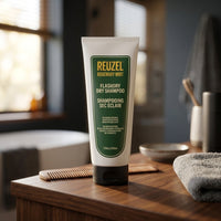 Reuzel Flashdry Dry Shampoo 210ml - fles op houten kaptafel met kam en handdoek