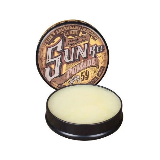 Schmiere Sun Records Oliebaseret Pomade - åben dåse med synlig gul pomadetekstur
