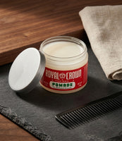 Royal Crown Pomade - åben krukke på skifer med kam, den cremehvide pomade er synlig