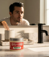 Royal Crown Pomade - dåse på håndvasken, mand med slick back ved spejlet