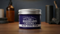 The Bluebeards Revenge Scheercreme - pot op houten tafel tegen donkere achtergrond