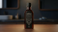 Tonsor & Cie Baardshampoo - fles op houten blad met donkere badkamer