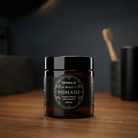 Tonsor & Cie Pomade - gesloten potje op houten blad naast tandenborstel